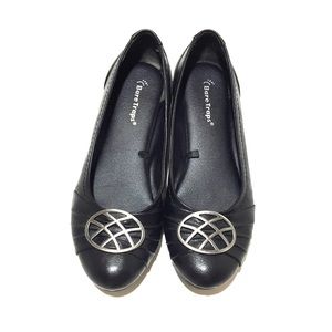 Bare Traps black flats size 7.5